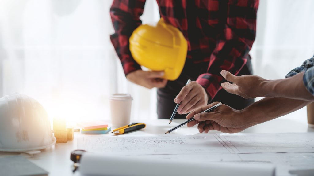 Glasfaseringeneur in Planung eines Polygons